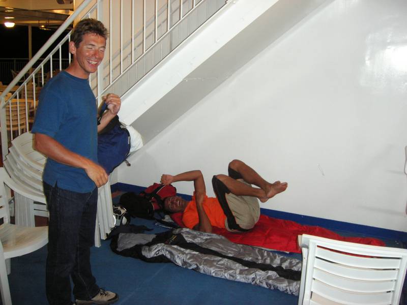 Cabine L'espace Cabine s'agrandit avec l'arrive d'un Yannick dpite par une recherche infructueuse de spots dodo et 3 tours de bato pour tomber sur un matelas en taule vibrante et un seb hilare. De quoi boire encore un autre demi litre de Rhum peut etre ...
