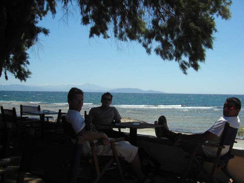 Traannnnkilll Le Nissakia Surf Shop a Loutsa a l'est d'Athenes ... Un lieu paisible avec de la bierre et du vent ... des oursins, des rochers, des bateaux et les surfeux des 4,5 millions de pelerins d'Athenes le WE. Traannnnkilll !!